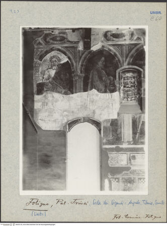 Vorderseite von Carmine (Foligno) [https://www.deutsche-digitale-bibliothek.de/content/lizenzen/rv-ez/] Persönlichkeiten der römischen AntikeNordwand: Augustus, Tiberius, Marcus Furius Camillus, Gaius Fabricius, Manius Curius Dentatus, Titus Manlius Torquatus, Lucius Quincitius Cincinnatus und Marcellus - Augustus, Tiberius und Teilansicht des Marcus Furius Camillus, bh033120_recto. Foto.