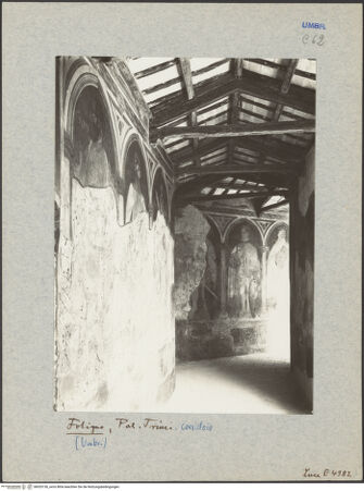 Vorderseite von ICCD [https://www.deutsche-digitale-bibliothek.de/content/lizenzen/rv-ez/] Gründungsgeschichte RomsRhea Silvia wird von Schergen zum Sarkophag geführt - Gesamtansicht, bh033136_recto. Foto.