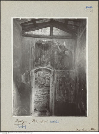 Vorderseite von Carmine (Foligno) [https://www.deutsche-digitale-bibliothek.de/content/lizenzen/rv-ez/] Palazzo TrinciCorridoio (Korridor mit Zugang zum linken Seitenschiff des Doms) - Schmalseite mit vermauertem Domzugang, bh033152_recto. Foto.