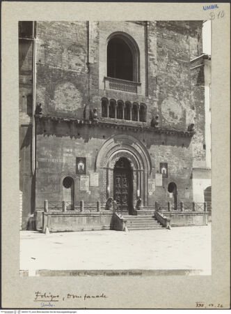 Vorderseite von Archivio Fotografico Musei Vaticani [https://www.deutsche-digitale-bibliothek.de/content/lizenzen/rv-ez/] San FelicianoSüdwestliche Querhausfassade - Teilansicht, von Westen, bh033175_recto. Foto: Moscioni, Romualdo.