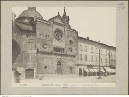 Vorderseite von Archivio Fotografico Musei Vaticani [https://www.deutsche-digitale-bibliothek.de/content/lizenzen/rv-ez/] San FelicianoSüdwestliche Querhausfassade - Gesamtansicht, von Westen, bh033180_recto. Foto: Moscioni, Romualdo.