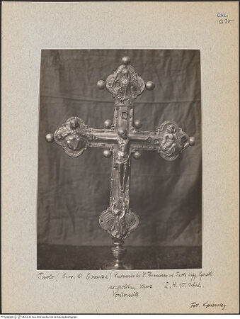 Vorderseite von unbekannt [https://www.deutsche-digitale-bibliothek.de/content/lizenzen/rv-ez/] Reliquienkreuz - Vorderseite, Gesamtansicht, bh033240_recto. Foto: Lipinsky, Angelo.