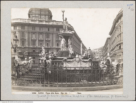 Vorderseite von Alinari [https://www.deutsche-digitale-bibliothek.de/content/lizenzen/rv-ez/] Fontana del Nettuno (Fontana Medina) - Gesamtansicht auf der Piazza Bovio, bh033689_recto. Foto.