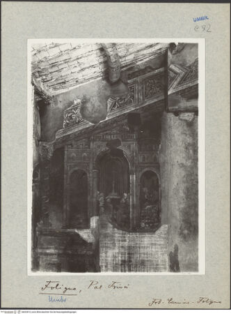 Vorderseite von Carmine (Foligno) [https://www.deutsche-digitale-bibliothek.de/content/lizenzen/rv-ez/] Gründungsgeschichte RomsVestalinnen knien in einer Basilika um den Opferaltar; Mars wirbt um die Vestalin Rhea Silvia - Gesamtansicht, bh033815_recto. Foto.