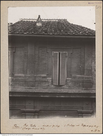 Vorderseite von Bibliotheca Hertziana [https://www.deutsche-digitale-bibliothek.de/content/lizenzen/rv-fz/] Palazzo di Jacopo da Brescia - Fenster im Obergeschoss, bh035198_recto. Foto: Lindner, Paul.