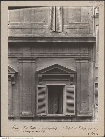 Vorderseite von Bibliotheca Hertziana [https://www.deutsche-digitale-bibliothek.de/content/lizenzen/rv-fz/] Palazzo di Jacopo da Brescia - Hauptfassade (Original), Piano Nobile, Detail: rechtes Fenster, bh035201_recto. Foto: Lindner, Paul.