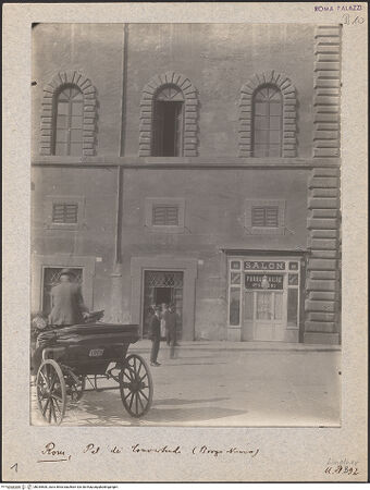 Vorderseite von Bibliotheca Hertziana [https://www.deutsche-digitale-bibliothek.de/content/lizenzen/rv-fz/] Palazzo dei Convertendi - Fassade, Ausschnitt, bh035500_recto. Foto: Lindner, Paul.