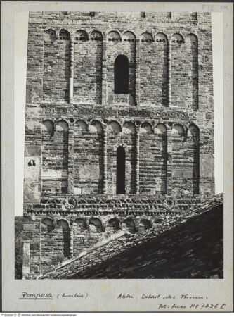 Vorderseite von ICCD [https://www.deutsche-digitale-bibliothek.de/content/lizenzen/rv-ez/] Abbazia di PomposaAußenbauCampanile - Südseite, Detail, bh035550_recto. Foto.