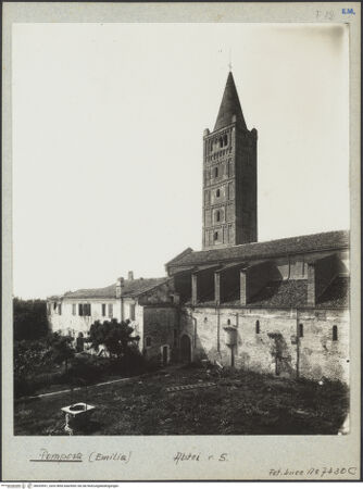 Vorderseite von ICCD [https://www.deutsche-digitale-bibliothek.de/content/lizenzen/rv-ez/] Abbazia di PomposaAußenbauSüdfassade - Teilansicht von Südosten, bh035551_recto. Foto.