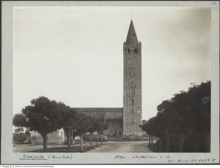 Vorderseite von ICCD [https://www.deutsche-digitale-bibliothek.de/content/lizenzen/rv-ez/] Abbazia di PomposaAußenbau - Nordfassade und Campanile von Norden, bh035552_recto. Foto.