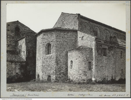 Vorderseite von ICCD [https://www.deutsche-digitale-bibliothek.de/content/lizenzen/rv-ez/] Abbazia di PomposaAußenbauOstbau und Apsiden - Gesamtansicht von Nordosten, bh035553_recto. Foto.
