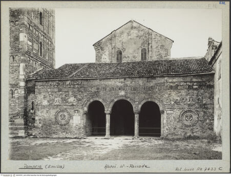 Vorderseite von ICCD [https://www.deutsche-digitale-bibliothek.de/content/lizenzen/rv-ez/] Abbazia di PomposaAußenbauFassade und Atrium - Gesamtansicht von Westen, bh035557_recto. Foto.