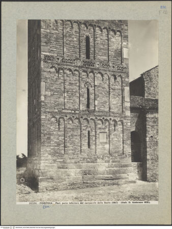 Vorderseite von Alinari [https://www.deutsche-digitale-bibliothek.de/content/lizenzen/rv-ez/] Abbazia di PomposaAußenbauCampanile - Westseite, Detail, bh035559_recto. Foto.