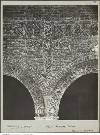 Vorderseite von ICCD [https://www.deutsche-digitale-bibliothek.de/content/lizenzen/rv-ez/] Dekoration der fassade des AtriumsMittlerer Fries mit Tieren; Tieren; Kreuzen - Fries und Kreuz mit Dextera Dei (links) (vor der Restaurierung), bh035560_recto. Foto.