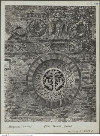 Vorderseite von ICCD [https://www.deutsche-digitale-bibliothek.de/content/lizenzen/rv-ez/] Dekoration der fassade des AtriumsTieren; Unterer Fries mit Tieren; Oculus mit Lebensbaum und Greifen; Inschrift (rechte Seite) - Pfau, Adler, Fries (Detail) und Rundbild mit Lebensbaum des  (rechts) (vor der Restaurierung), bh035561_recto. Foto.