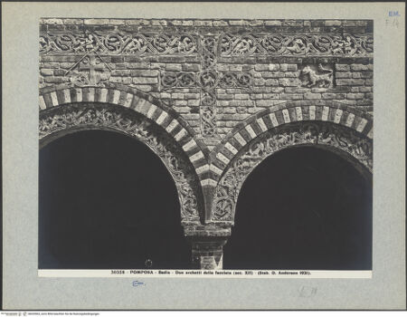 Vorderseite von Alinari [https://www.deutsche-digitale-bibliothek.de/content/lizenzen/rv-ez/] Dekoration der fassade des AtriumsMittlerer Fries mit Tieren; Tieren; Kreuzen - Fries und Kreuz (rechts) mit Agnus Dei zwischen Kreuz und Löwe (nach der Restaurierung), bh035563_recto. Foto.