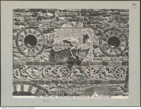 Vorderseite von Alinari [https://www.deutsche-digitale-bibliothek.de/content/lizenzen/rv-ez/] Dekoration der fassade des AtriumsTieren; Unterer Fries mit Tieren; Oculus mit Lebensbaum und Greifen; römische Büste und Inschrift (linke Seite) - Pfau und Fries, Detail (nach der Restaurierung), bh035565_recto. Foto.
