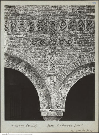 Vorderseite von ICCD [https://www.deutsche-digitale-bibliothek.de/content/lizenzen/rv-ez/] Dekoration der fassade des AtriumsMittlerer Fries mit Tieren; Tieren; Kreuzen - Fries und Kreuz mit Agnus Dei (rechts) (vor der Restaurierung), bh035566_recto. Foto.