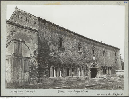 Vorderseite von ICCD [https://www.deutsche-digitale-bibliothek.de/content/lizenzen/rv-ez/] Abbazia di PomposaPalazzo della Ragione - Ostfassade von Südosten (vor der Restaurierung/Rekonstruktion), bh035568_recto. Foto.