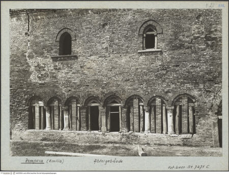 Vorderseite von ICCD [https://www.deutsche-digitale-bibliothek.de/content/lizenzen/rv-ez/] Abbazia di PomposaPalazzo della Ragione - Ostfassade, Detail (vor der Restaurierung/Rekonstruktion), bh035569_recto. Foto.