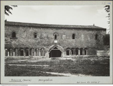 Vorderseite von ICCD [https://www.deutsche-digitale-bibliothek.de/content/lizenzen/rv-ez/] Abbazia di PomposaPalazzo della Ragione - Ostfassade von Osten (vor der Restaurierung/Rekonstruktion), bh035570_recto. Foto.