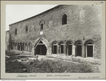 Vorderseite von ICCD [https://www.deutsche-digitale-bibliothek.de/content/lizenzen/rv-ez/] Abbazia di PomposaPalazzo della Ragione - Ostfassade von Nordosten (vor der Restaurierung/Rekonstruktion), bh035572_recto. Foto.