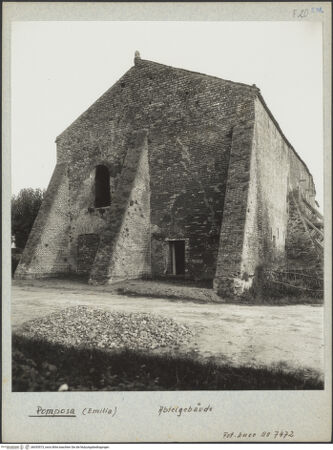 Vorderseite von ICCD [https://www.deutsche-digitale-bibliothek.de/content/lizenzen/rv-ez/] Abbazia di PomposaPalazzo della Ragione - Nordseite von Nordwesten (vor der Restaurierung/Rekonstruktion), bh035573_recto. Foto.