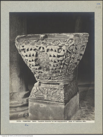 Vorderseite von Alinari [https://www.deutsche-digitale-bibliothek.de/content/lizenzen/rv-ez/] Kapitell und Pulvinus - Gesamtansicht, bh035610_recto. Foto.