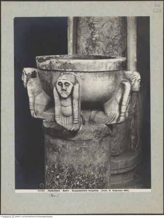 Vorderseite von Alinari [https://www.deutsche-digitale-bibliothek.de/content/lizenzen/rv-ez/] Weihwasserbecken mit Atlanten - Becken mit knienden männlichen Figuren, bh035611_recto. Foto.