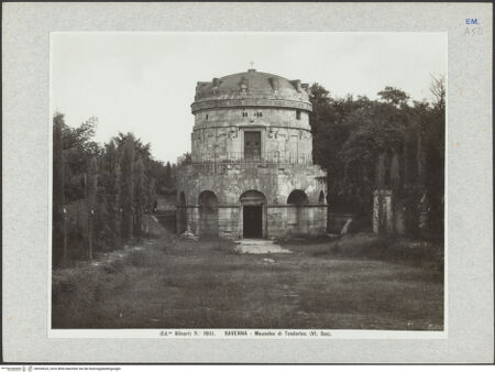 Vorderseite von Alinari [https://www.deutsche-digitale-bibliothek.de/content/lizenzen/rv-ez/] Mausoleo di TeodoricoAußenbau - Ansicht von Westen, bh035624_recto. Foto.