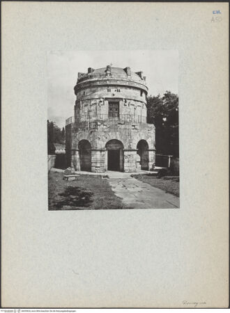 Vorderseite von unbekannt [https://www.deutsche-digitale-bibliothek.de/content/lizenzen/rv-fz/] Mausoleo di TeodoricoAußenbau - Ansicht von Westen, bh035626_recto. Foto.