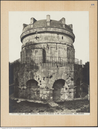 Vorderseite von Alinari [https://www.deutsche-digitale-bibliothek.de/content/lizenzen/rv-ez/] Mausoleo di TeodoricoAußenbau - Ansicht von Osten, bh035627_recto. Foto.