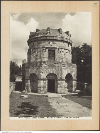 Vorderseite von Alinari [https://www.deutsche-digitale-bibliothek.de/content/lizenzen/rv-ez/] Mausoleo di TeodoricoAußenbau - Ansicht von Westen, bh035628_recto. Foto.