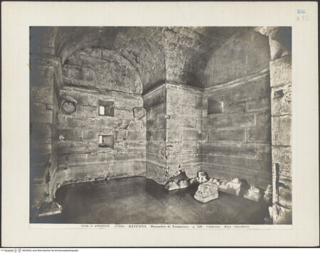 Vorderseite von Alinari [https://www.deutsche-digitale-bibliothek.de/content/lizenzen/rv-ez/] Mausoleo di TeodoricoUnterer Raum - Teilansicht, bh035630_recto. Foto.