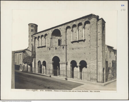 Vorderseite von Alinari [https://www.deutsche-digitale-bibliothek.de/content/lizenzen/rv-ez/] Palazzo di Teodorico (sog.) - Westfassade von Südwesten, bh035652_recto. Foto.