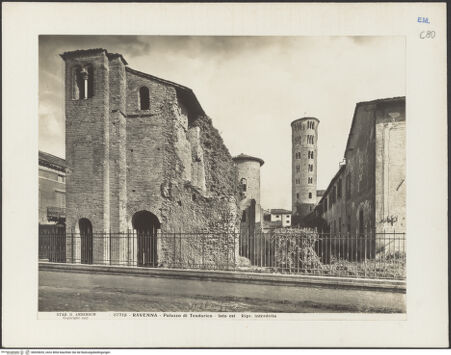 Vorderseite von Alinari [https://www.deutsche-digitale-bibliothek.de/content/lizenzen/rv-ez/] Palazzo di Teodorico (sog.) - Südseite, bh035653_recto. Foto.