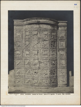 Vorderseite von Alinari [https://www.deutsche-digitale-bibliothek.de/content/lizenzen/rv-ez/] Ambo des Bischofs Agnellus - Vorderseite, Gesamtansicht, bh035654_recto. Foto.