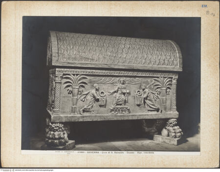Vorderseite von Alinari [https://www.deutsche-digitale-bibliothek.de/content/lizenzen/rv-ez/] Sarkophag mit Christus zwischen den heiligen Paulus und Petrus (Sarkophag des heiligen Rainaldus - Sarcofago di San Rinaldo) - Seitenansicht der Vorderseite, bh035655_recto. Foto.