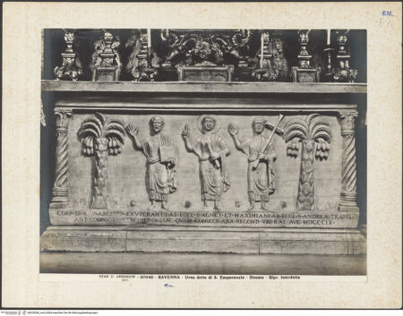 Vorderseite von Alinari [https://www.deutsche-digitale-bibliothek.de/content/lizenzen/rv-ez/] Sarkophag mit Christus zwischen den heiligen Paulus und Petrus (Sarkophag der Bischöfe Exuperantius und Maximianus) - Ansicht der Vorderseite, bh035656_recto. Foto.