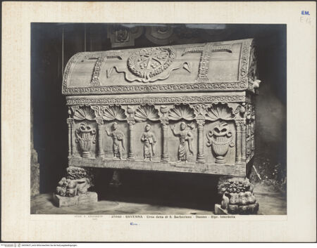 Vorderseite von Alinari [https://www.deutsche-digitale-bibliothek.de/content/lizenzen/rv-ez/] Sarkophag mit Christus zwischen den heiligen Paulus und Petrus (Sarkophag des heiligen Barbatianus - Sarcofago di San Barbaziano) - Seitenansicht der Vorderseite, bh035657_recto. Foto.
