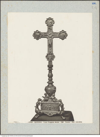 Vorderseite von Alinari [https://www.deutsche-digitale-bibliothek.de/content/lizenzen/rv-ez/] Kreuz mit Sockel des 16. Jh. - Vorderseite, bh035658_recto. Foto.