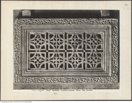 Vorderseite von Alinari [https://www.deutsche-digitale-bibliothek.de/content/lizenzen/rv-ez/] Schranke mit Kreuze - Gesamtansicht, bh035661_recto. Foto.