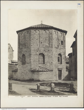 Vorderseite von Alinari [https://www.deutsche-digitale-bibliothek.de/content/lizenzen/rv-ez/] Baptisterium der Orthodoxen - Ansicht von Nordwesten, bh035664_recto. Foto.