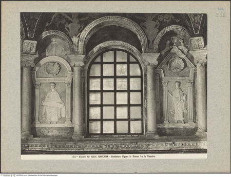 Vorderseite von Alinari [https://www.deutsche-digitale-bibliothek.de/content/lizenzen/rv-ez/] Stuckdekoration der Fensterzone: Propheten in Ädikulen und symbolische BilderPropheten in Ädikulen; oben: Schafe flankieren das Kreuz; Löwen flankieren Vase - Gesamtansicht, bh035668_recto. Foto.