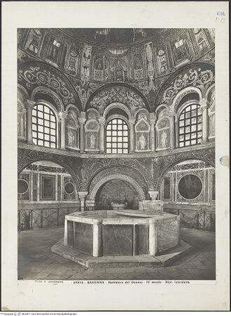 Vorderseite von Alinari [https://www.deutsche-digitale-bibliothek.de/content/lizenzen/rv-ez/] Baptisterium der Orthodoxen - Innenansicht, Wandaufbau und Taufbecken, bh035671_recto. Foto.