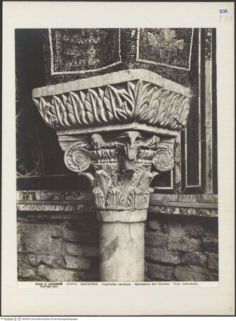 Vorderseite von Alinari [https://www.deutsche-digitale-bibliothek.de/content/lizenzen/rv-ez/] KapitelleKapitell mit Blattwerkdekor - Baptisterium und Seite des Domes von Osten, bh035673_recto. Foto.