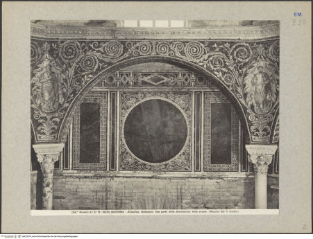 Vorderseite von Alinari [https://www.deutsche-digitale-bibliothek.de/content/lizenzen/rv-ez/] Mosaikdekoration der Kuppel, der Pendentifs und der SockelzoneSockelzone: Propheten in Ranken. Im Innern der Bögen: Opus Sectile mit geometrischem Ornament - Detail der Sockelzone, bh035674_recto. Foto.