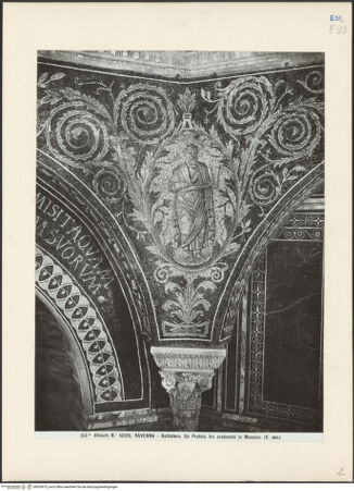 Vorderseite von Alinari [https://www.deutsche-digitale-bibliothek.de/content/lizenzen/rv-ez/] Mosaikdekoration der Kuppel, der Pendentifs und der SockelzoneSockelzone: Propheten in Ranken. Im Innern der Bögen: Opus Sectile mit geometrischem Ornament - Prophet, bh035675_recto. Foto.