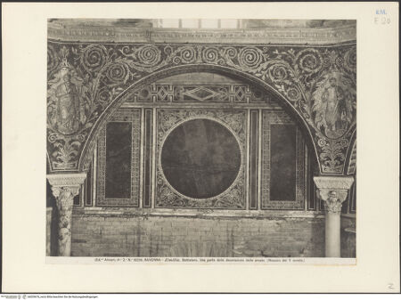 Vorderseite von Alinari [https://www.deutsche-digitale-bibliothek.de/content/lizenzen/rv-ez/] Mosaikdekoration der Kuppel, der Pendentifs und der SockelzoneSockelzone: Propheten in Ranken. Im Innern der Bögen: Opus Sectile mit geometrischem Ornament - Detail der Sockelzone, bh035676_recto. Foto.