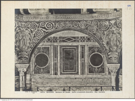 Vorderseite von Alinari [https://www.deutsche-digitale-bibliothek.de/content/lizenzen/rv-ez/] Mosaikdekoration der Kuppel, der Pendentifs und der SockelzoneSockelzone: Propheten in Ranken. Im Innern der Bögen: Opus Sectile mit geometrischem Ornament - Detail der Sockelzone, bh035677_recto. Foto.